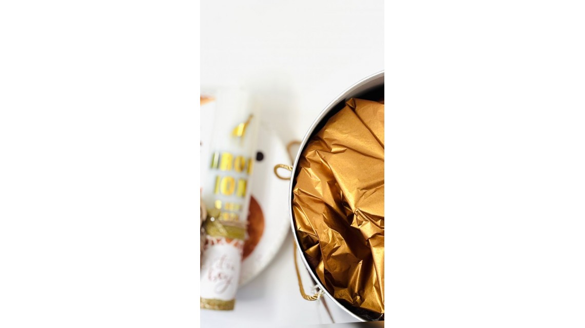 Lumânare scurtă botez cu folio gold și girafă, decorată cu flori uscate 3